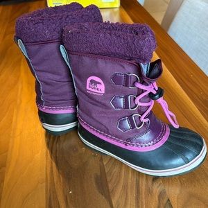Waterproof girls Sorel snow boots.  Great condition.
